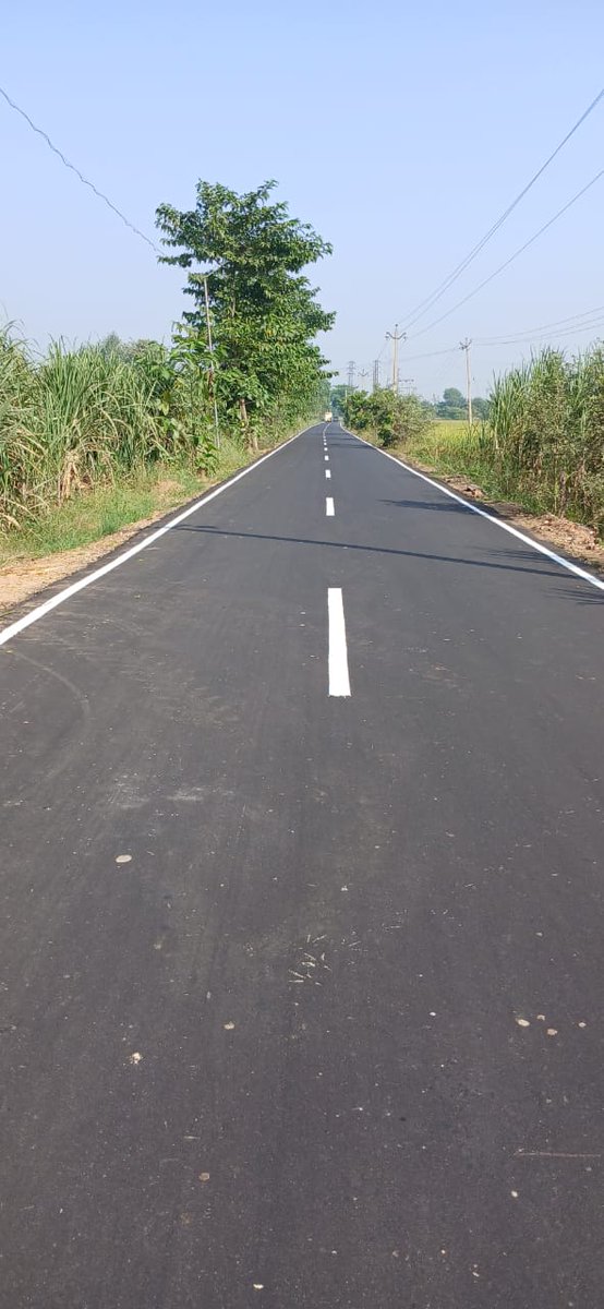 ArvindKejriwal's tweet image. पंजाब के गाँवों को जोड़ती ये सड़कें देखिए। कितनी शानदार सड़कें बनाईं जा रही हैं। 19,000 km की ऐसी सड़कें पूरे पंजाब में बन रही हैं।