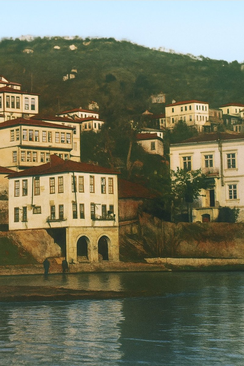 Ordu evleri konakları Boztepe’nin eteklerine sıra sıra  diziliydi. Mandalina bahçeli, kiremit kaplı, kırma çatılı, bağdadi veya kargirden iki,üç katlı, bol pencereli, kireç boyalı evler ve konaklarla doluydu. Artık betonarme apartmanların arasında güneşin yüzünü bile göremiyoruz.