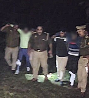 amethipolice's tweet image. थाना मुसाफिरखाना जनपद अमेठी पुलिस द्वारा मुठभेड़ में गोकशी की योजना बना रहे अन्तर्जनपदीय 02 शातिर अभियुक्त गिरफ्तार, कब्जे से 02 तमंचा, कारतूस 315 बोर, 01 महिन्द्रा जायलो गाड़ी व गोकशी के विभिन्न उपकरण बरामद ।
#CrackDownUpp 
#CrackDownAmethiPolice