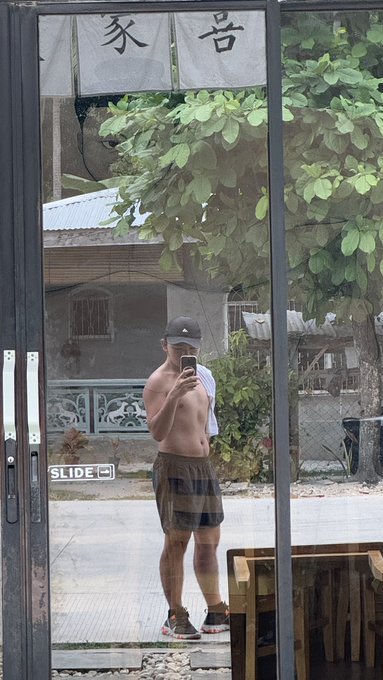 lisabiaas23's tweet photo. Ate how can you be a pick me gay looking like this huhu. You can only choose one, either spread body positivity or promote self-love. 

"i can only imagine them happy kahit pa ang lungkot-lungkot ng kanilang hulma" When you look like a failed lab experiment???? Not adding up babe https://t.co/Y39bb8MBa7