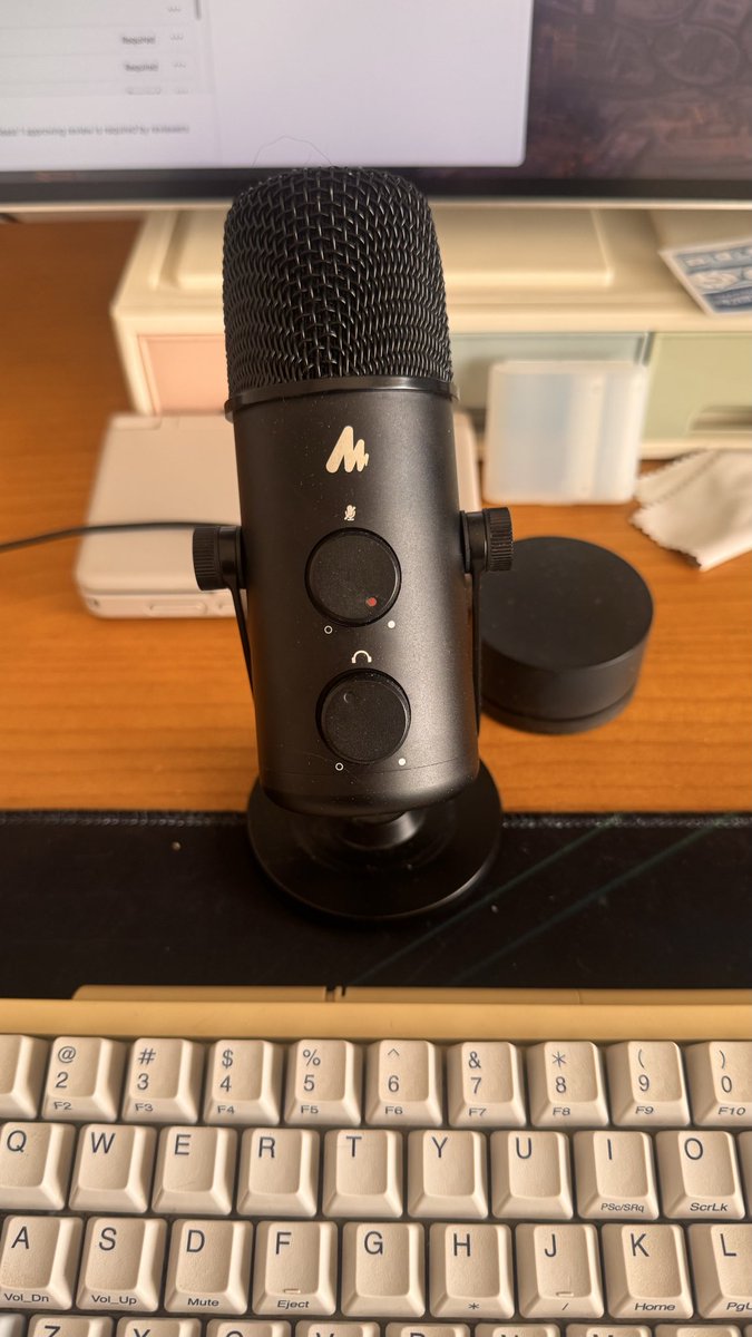 Ehco1996's tweet image. 最近被朋友安利了一个 vibe coding 的新硬件，我早上试了试，配合 cursor 2.0，效果居然还不错

原理是这样的：说话比打字能天然带进去一些语气助词，比如：雾草，你这里是不是写错了等等，但是打字的话由于会经过大脑的一次过滤，会丢失这些信息，而这些信息 ai 是能感知到的😓