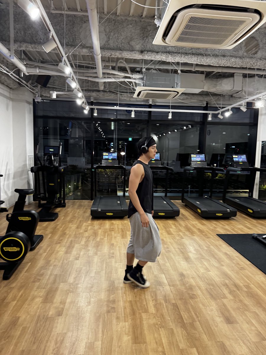 OfficialMONSTAX's tweet image. 11월의 시작을 알리는 이민혁이 
생일이 왔구나 축하한다!🎉 
매사에 지혜롭고 적극적으로 임해줘서 
같은 멤버로서 참 고맙고 든든하다 ㅎㅎ  
피자도 먹고 즐겁고 좋은 하루 보내 (with 사람좋은미소) #셔누 
#민혁으로물든하루1103