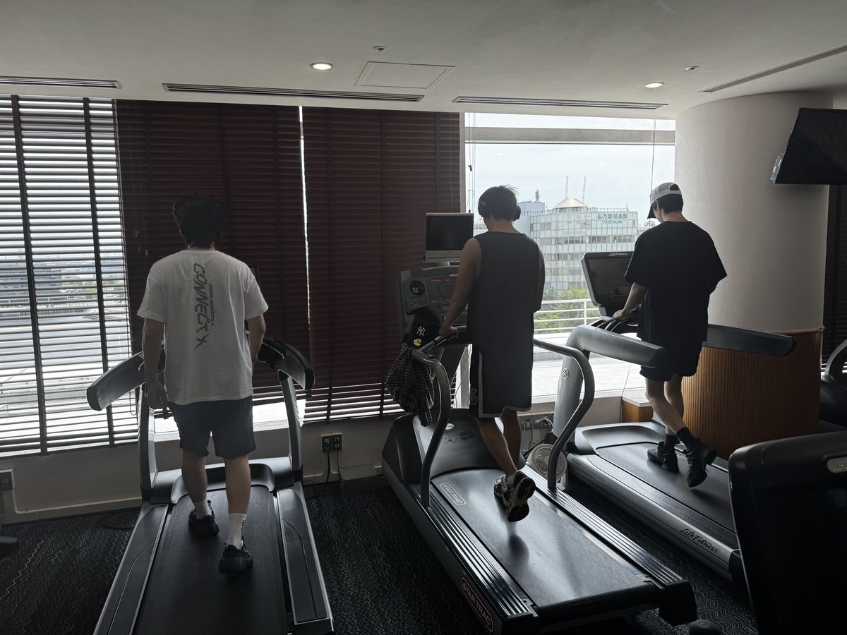 OfficialMONSTAX's tweet image. 11월의 시작을 알리는 이민혁이 
생일이 왔구나 축하한다!🎉 
매사에 지혜롭고 적극적으로 임해줘서 
같은 멤버로서 참 고맙고 든든하다 ㅎㅎ  
피자도 먹고 즐겁고 좋은 하루 보내 (with 사람좋은미소) #셔누 
#민혁으로물든하루1103