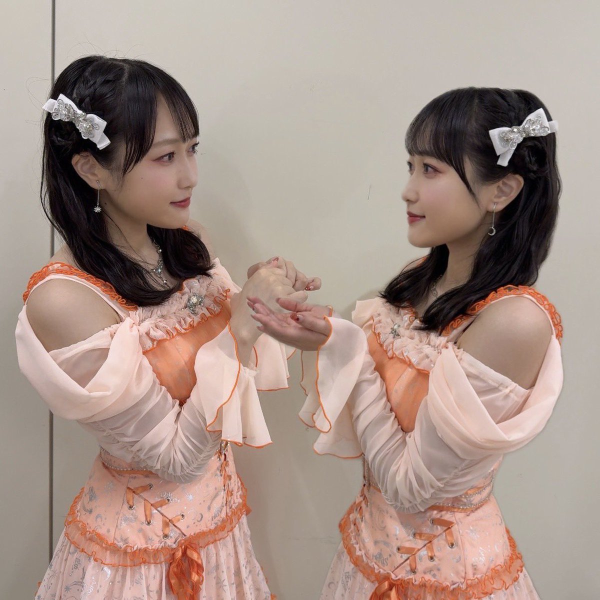 本日、🧡久保田未夢🧡振替特典会 📸チェキのポーズ発表📸 ①一緒に