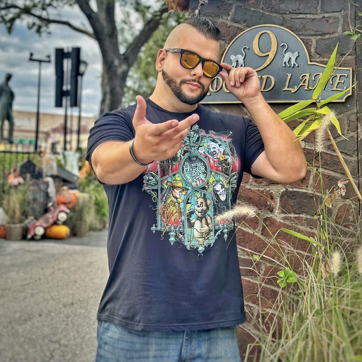 TuckBeck's tweet image. Here’s to you The Cat Lady of Crooked Lane… thank you for being my favorite Scare Zone at @HorrorNightsORL this year, &amp;amp; one of the best scare zones of all time. 🖤
.
#HalloweenHorrorNights #HHN34
#UniversalStudiosBlogger #UOAP
#UniversalStudios #Halloween 🎃