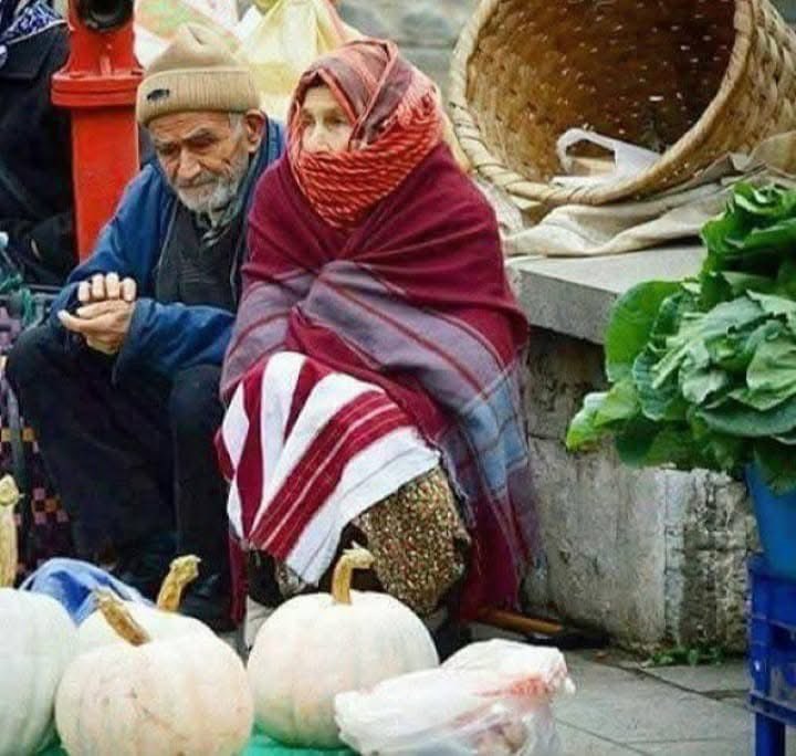 Ordu’nun geleneksel çarşamba pazarları alemdi. Köylüler tarafından hey veya şelek denilen fındık ışkınlarından örme sepetler ile çarşıya getirilen kabak, pancar gibi bir çok yöresel ürün sabırla akşama kadar satılmayı beklerdi. Tıpkı görseldeki gibi ☺️😊😏