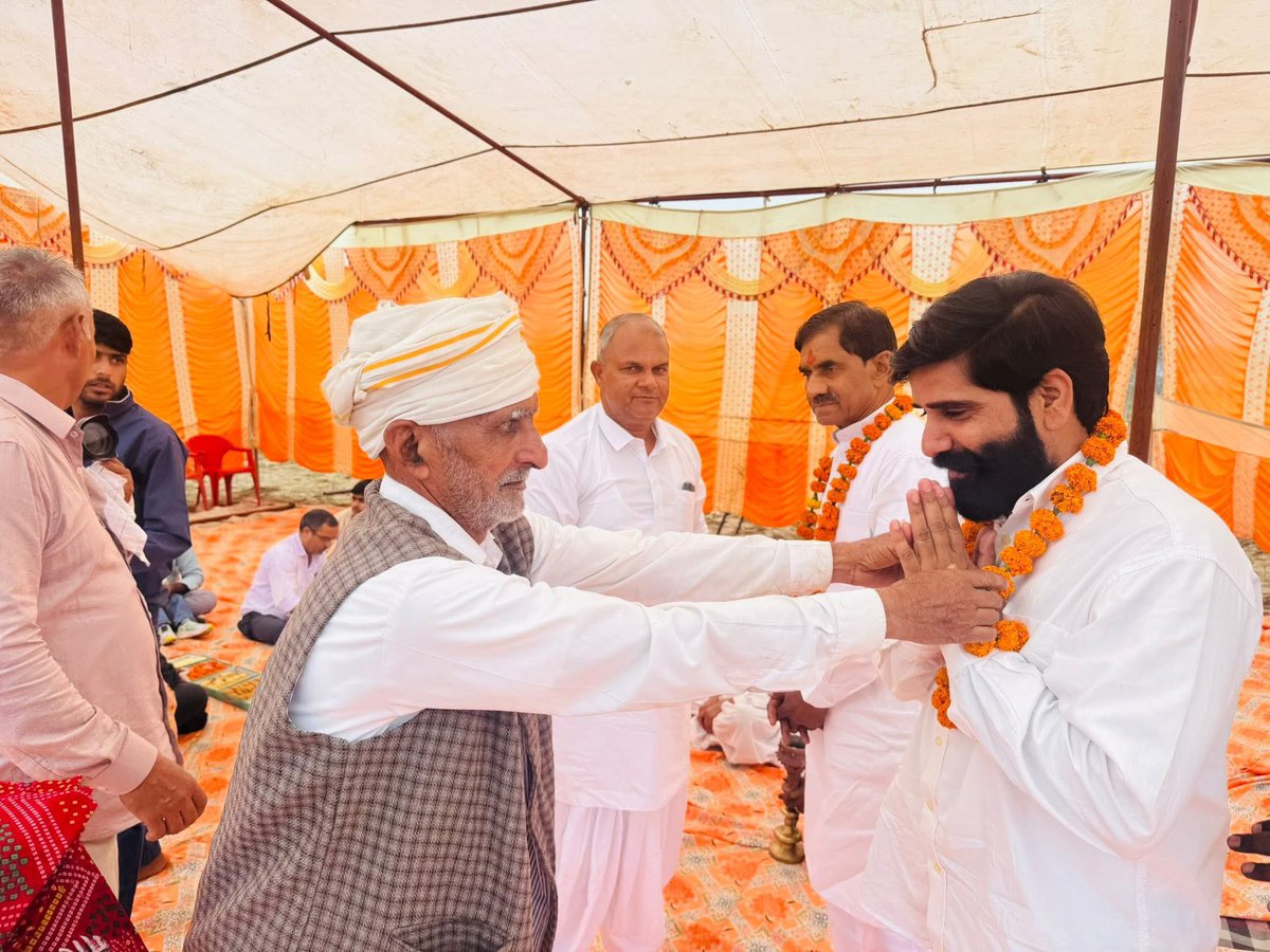 MukeshDevGurja2's tweet image. विधानसभा क्षेत्र में विभिन्न वैवाहिक समारोहों में अपनों के बीच विधायक साहब के पिता जी के साथ शामिल होकर शुभकामनाएं प्रेषित की।
#ManishYadav 
#शाहपुरा
#टीम_मनीष_यादव_शाहपुरा
🙏आपका मनीष सबका मनीष🙏