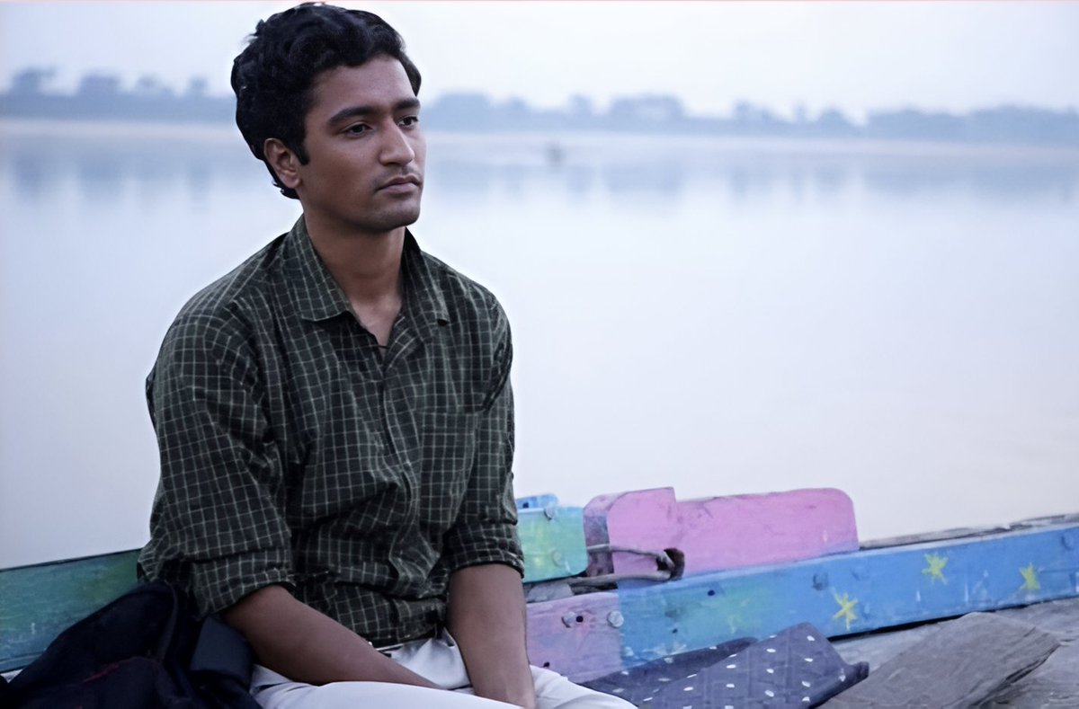 जीवन में कभी उम्मीद मत खोइए
क्योंकि किस्मत कब पलट जाए, कोई नहीं जानता

गौर से देखिए इसी लड़के को कैटरीना मिली है

तो अगर अभी आपको सफलता नहीं मिल रही है

तो हताश मत होइए, बल्कि इसे देखकर खुद को मोटिवेट कीजिए

क्योंकि मेहनत और वक्त दोनों जब साथ आते हैं तो चमत्कार होना तय है