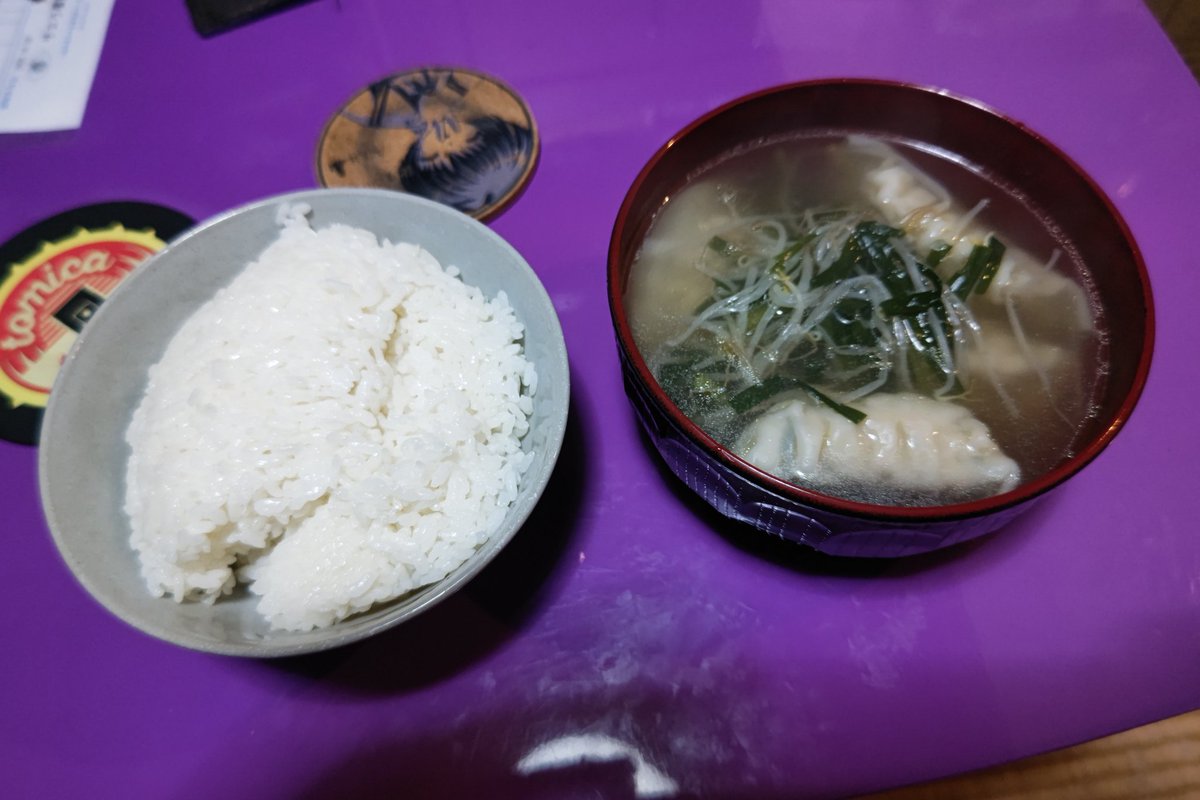 ニラともやしと餃子でスープ作ったベ