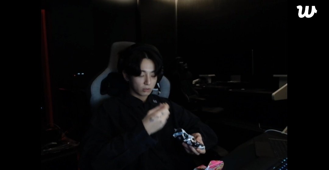 thvcccs's tweet image. Mais uma live do jun e ele segue procurando o nome dele, alguém manda fazer os biscoito com o nome do meu bebê por favor