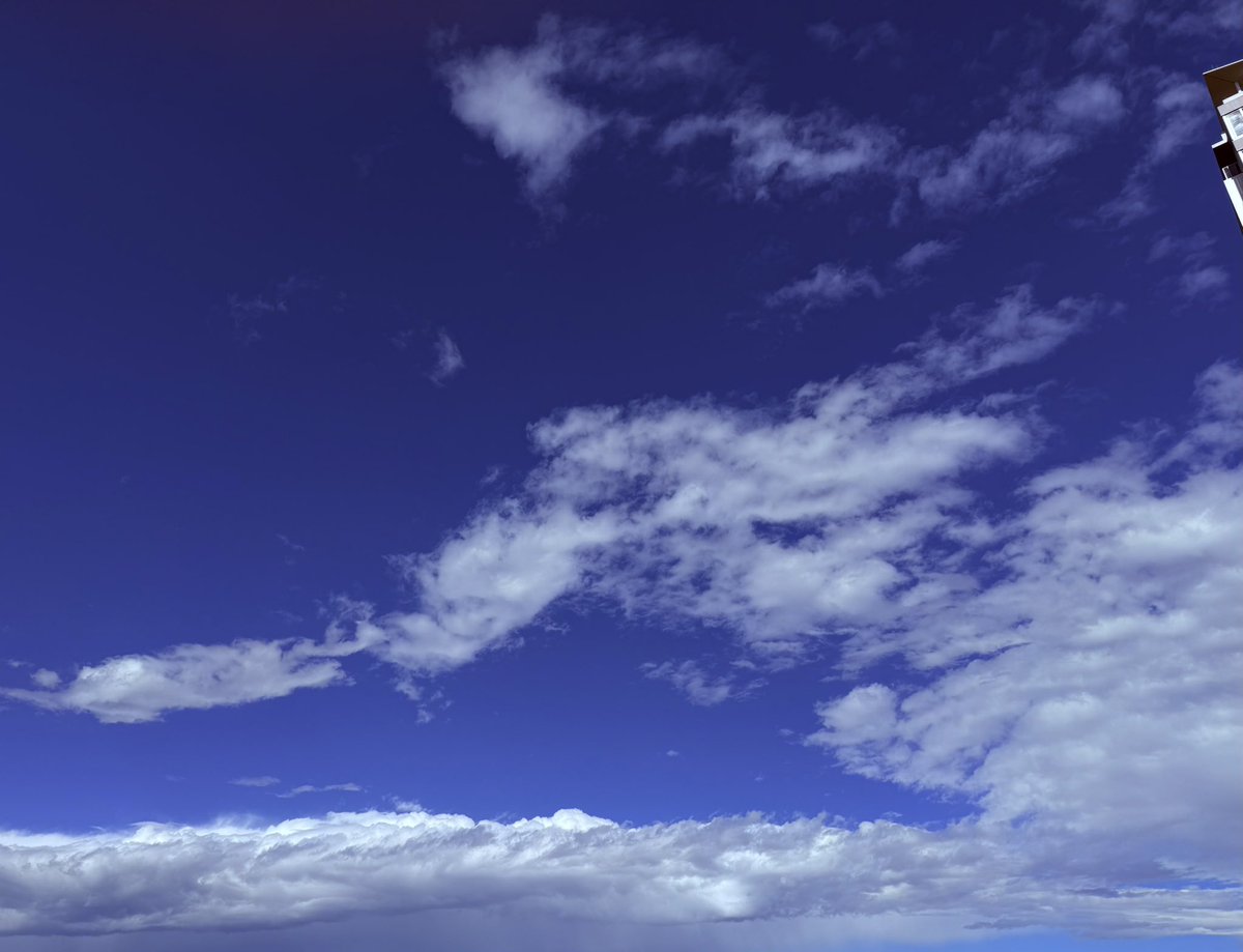 peko15mini's tweet image. 12時過ぎの空②
西の空、富士山の辺りかなとこ雲っぽい🔨
#さっきの空
#かなとこ雲
#iPhone16ProMax