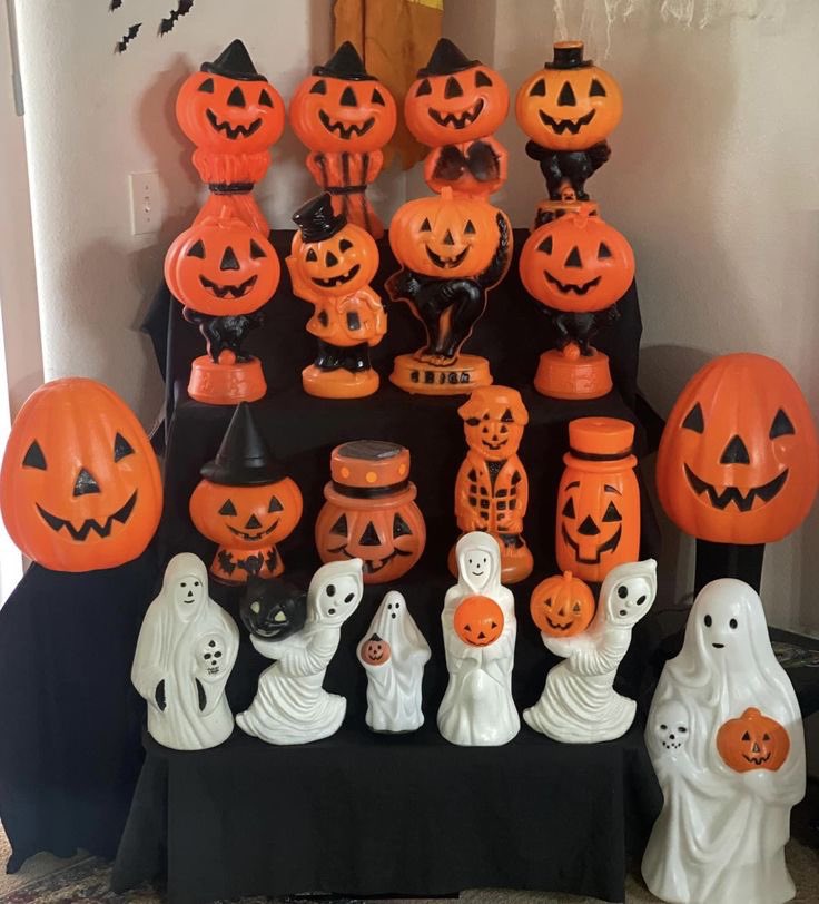 hauntorama's tweet image. I hope you had a wonderful Halloween! Here a really cool collection of blow molds to make you smile. Photo credit: ?
#SpookyScarySunday #Halloween