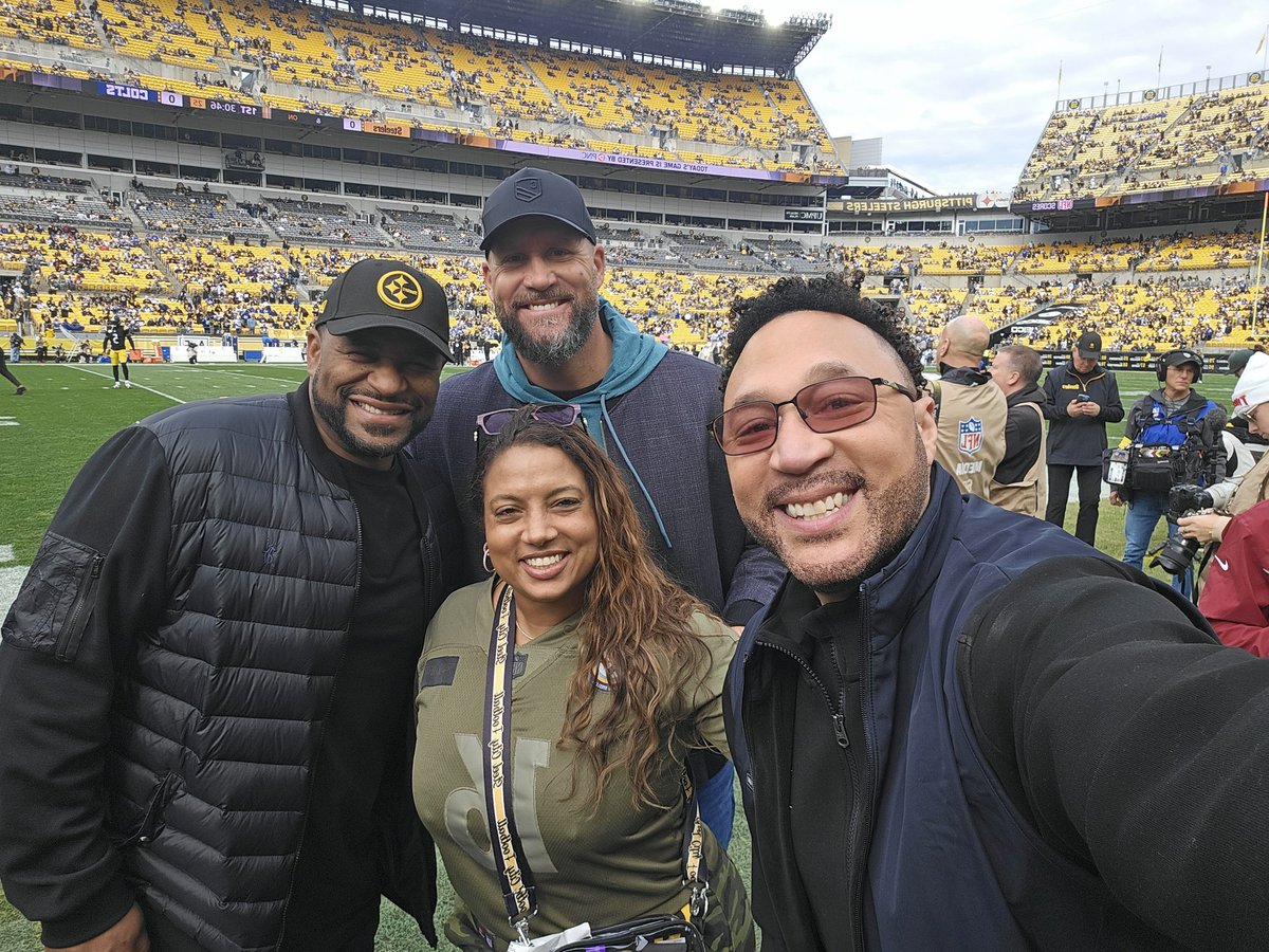 CharlieBatch16's tweet image. Celebrating a Steelers win along with the 20 year reunion of the SB XL team. Latasha and I enjoyed the laughs with Jerome Bettis and Ben Roethlisberger during pregame today.  Theres nothing like teammates who eventually become family. Love yall Brothers.