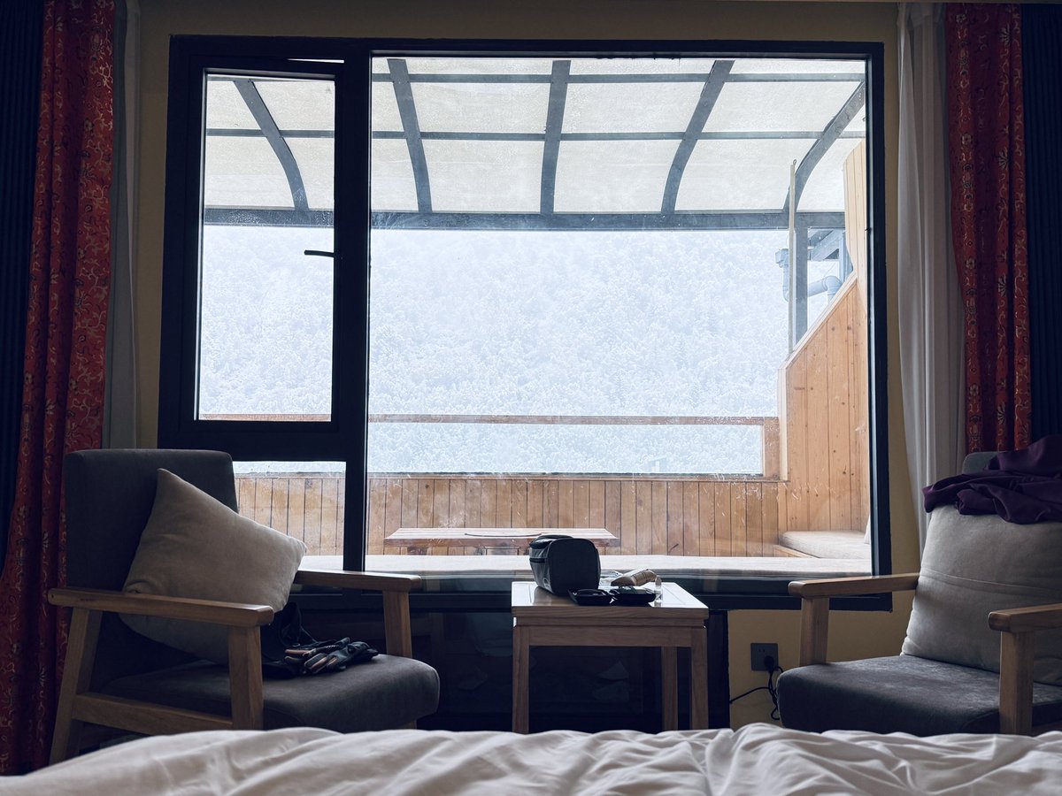 weizhishu77's tweet image. 醒来已是大雪漫山。