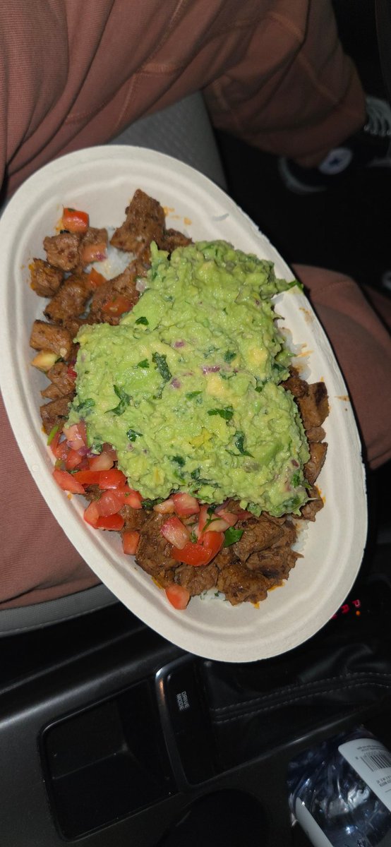 awdisu's tweet photo. I thought it was a meme, but it must be true 💀💀
Chipotle lady hooked it up tonight https://t.co/ebBN9Ch6Wi