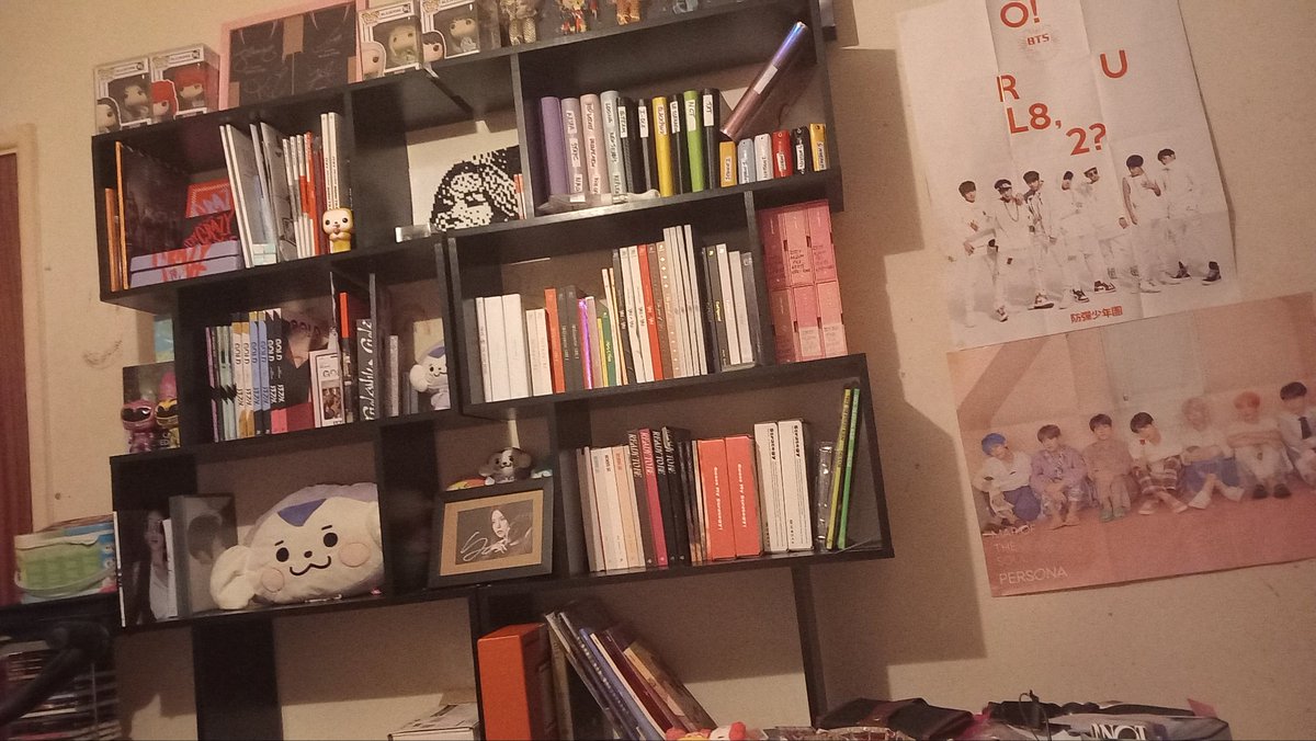 itzyjinnie's tweet image. Here&apos;s the updated Itzy and Twice shelves 🫣