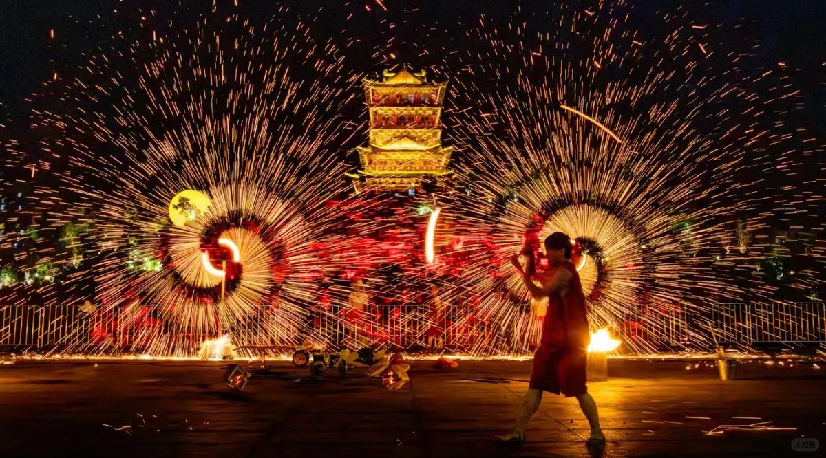 ChongqingDazu's tweet photo. The living heritage of #Dazu comes to life every Friday and Saturday!

At 8 PM in Xiangguo Park, the Zhong'ao Fire Dragon dance takes the stage. Performers wield the fiery dragon bare-handed, while molten iron sparks fly like golden stars around them.

#Chongqing #Travel #culture https://t.co/zdHEeuk0LF