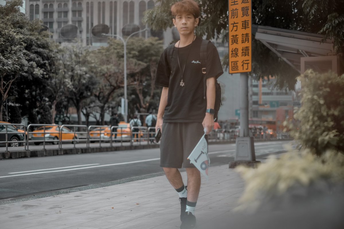 原本想離開台北前自拍一張
當正要拍時來了一位外國陌生人
他遞了張紙條給我
當我看完後
又看到他手上的旗子i台灣就買了
結果變成了我與旗子的合影😐