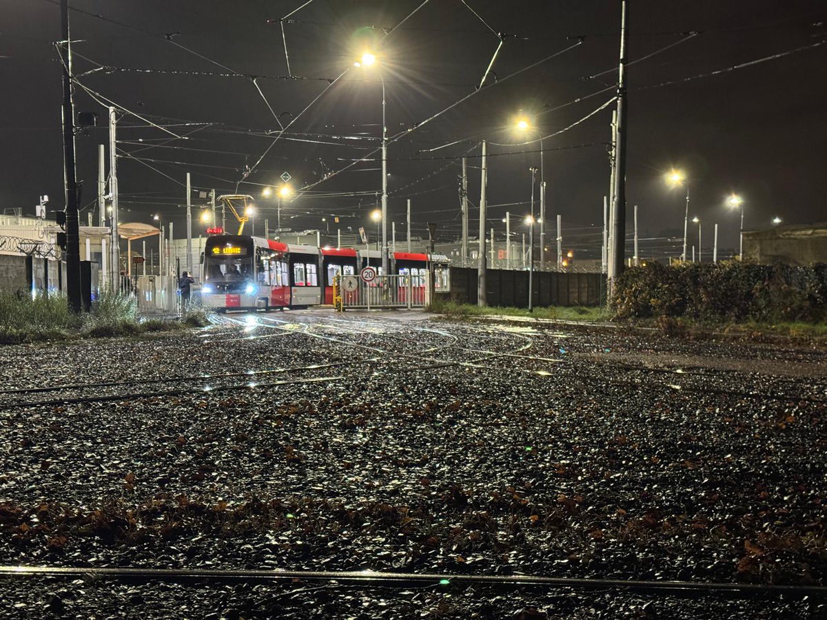 52T | Pondělí 3. listopadu 2025, 4:10, déšť. První tramvaj Škoda ForCity Plus 52T vyráží z vozovny Hloubětín do ostrého provozu s cestujícími 🎉