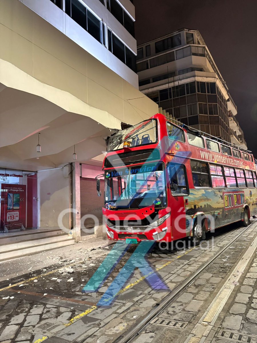 📍#Cuenca| Bús de dos pisos choca contra estructura de edificio, en la calle Gran Colombia #Cuenca. Hay persona afectadas.

Informe #ConexionDigital: facebook.com/share/v/14KJG7…