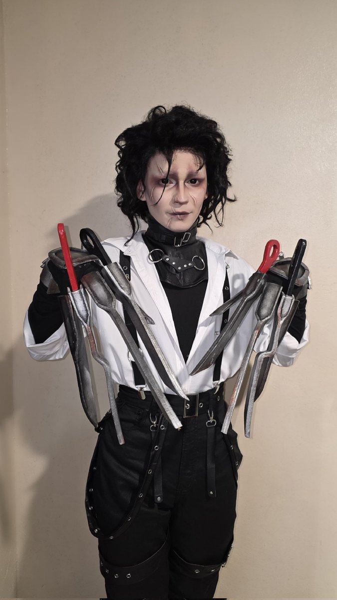 Dear_libra_'s tweet photo. Este halloween me senti muy bonito🥺🖤 https://t.co/npap7FQ6zd