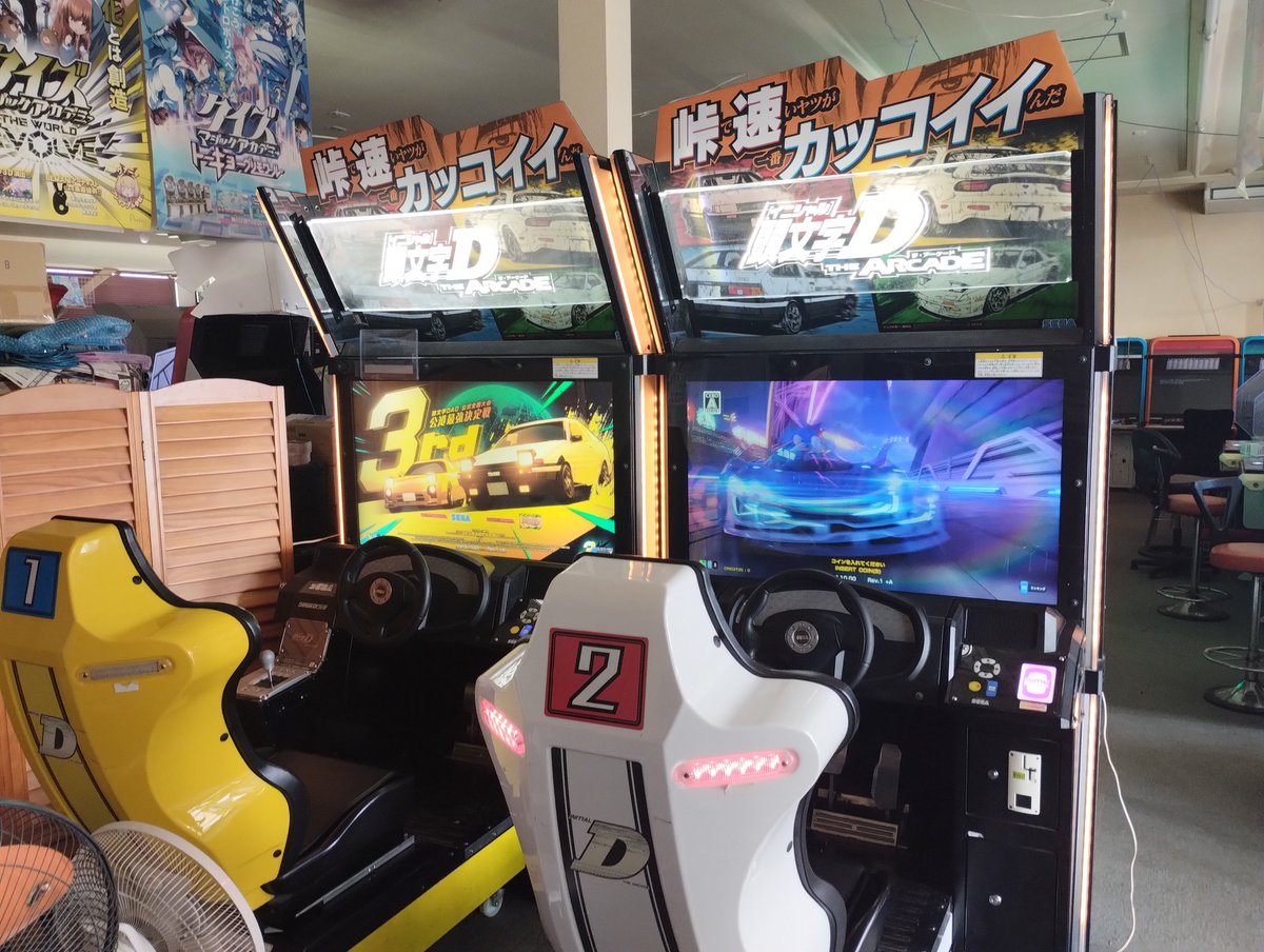 technotectec's tweet image. 昨日途中で画面ブラックアウトしちゃった頭文字Dモニターですが、今日は映っているようです。ヘタれているのは間違いないようなので対応予定ですが映っているうちは遊べますんで、良かったら遊んでください。

←昨日　　今日→