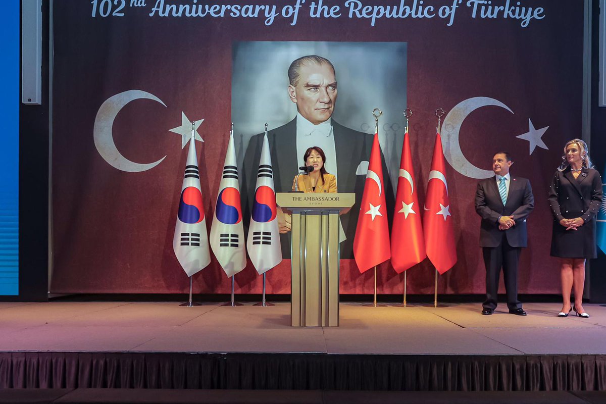 TC_SeulBE's tweet image. Cumhuriyetimizin 102. kuruluş yıldönümünü Koreli dostlarımız ve vatandaşlarımızla birlikte coşku ve gururla kutladık. 

Kore Vatanseverler ve Gaziler Bakan Yardımcısı Sayın Kang Yun-jin, resepsiyonumuza onur konuğu olarak katıldı.