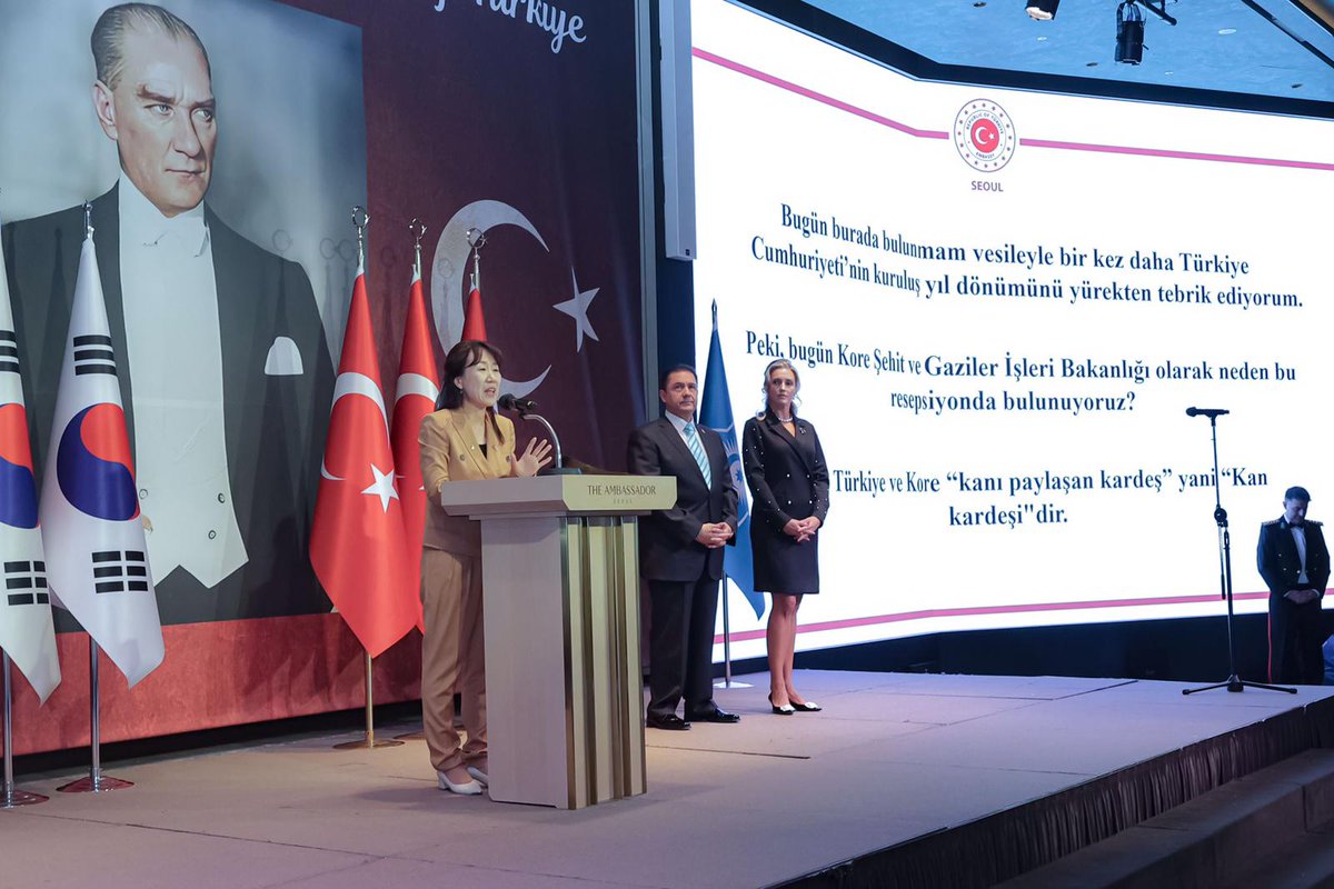 TC_SeulBE's tweet image. Bizlere Cumhuriyeti armağan eden başta Gazi Mustafa Kemal Atatürk ve silah arkadaşları olmak üzere tüm kahramanlarımızı saygı ve minnetle yad ediyoruz. 

튀르키예 공화국 수립 102주년을 형제의 나라 대한민국 국민들과 우리 국민들이 함께 자리하여 기쁨과 자부심으로 축하했습니다.