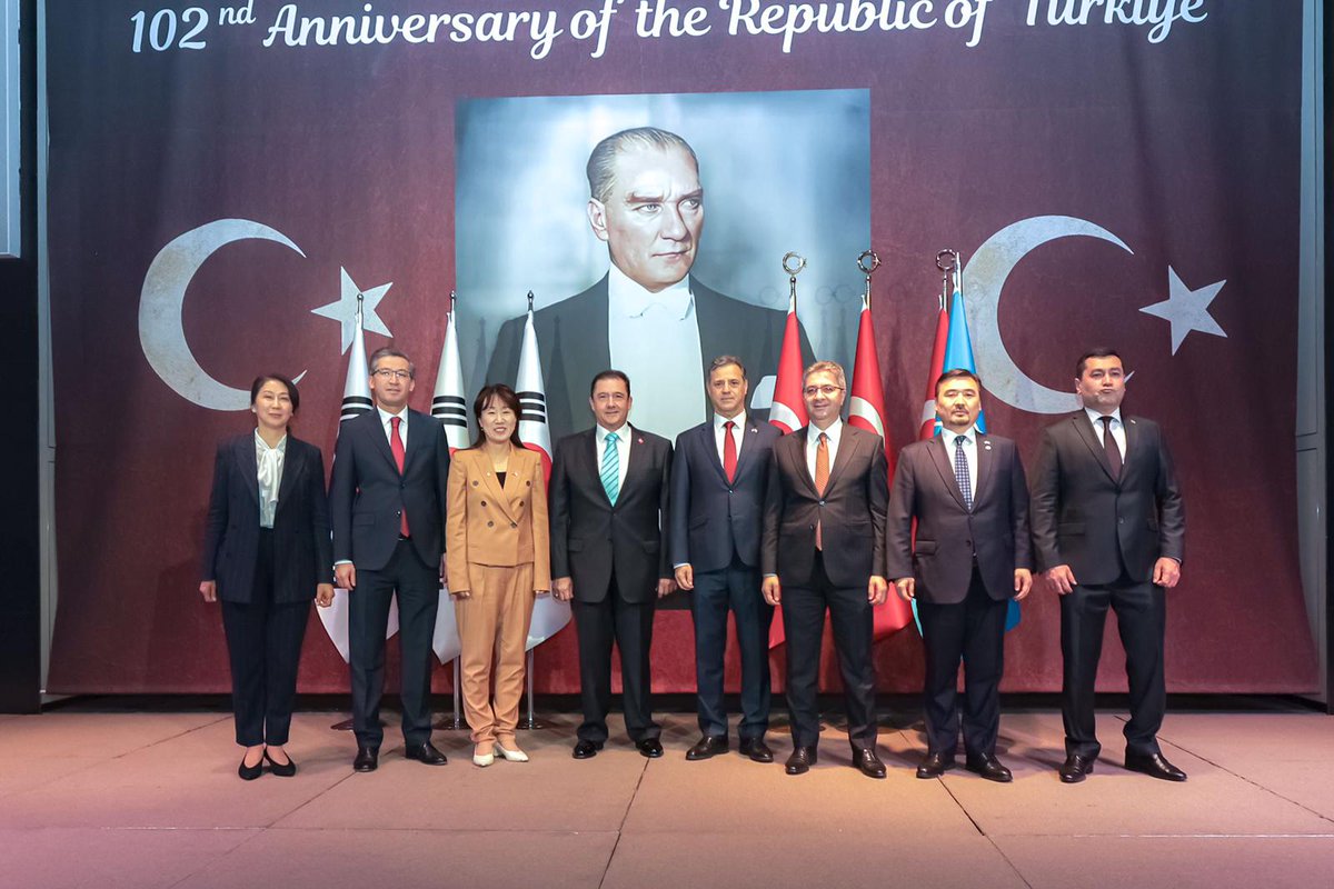 TC_SeulBE's tweet image. Cumhuriyetimizin 102. kuruluş yıldönümünü Koreli dostlarımız ve vatandaşlarımızla birlikte coşku ve gururla kutladık. 

Kore Vatanseverler ve Gaziler Bakan Yardımcısı Sayın Kang Yun-jin, resepsiyonumuza onur konuğu olarak katıldı.