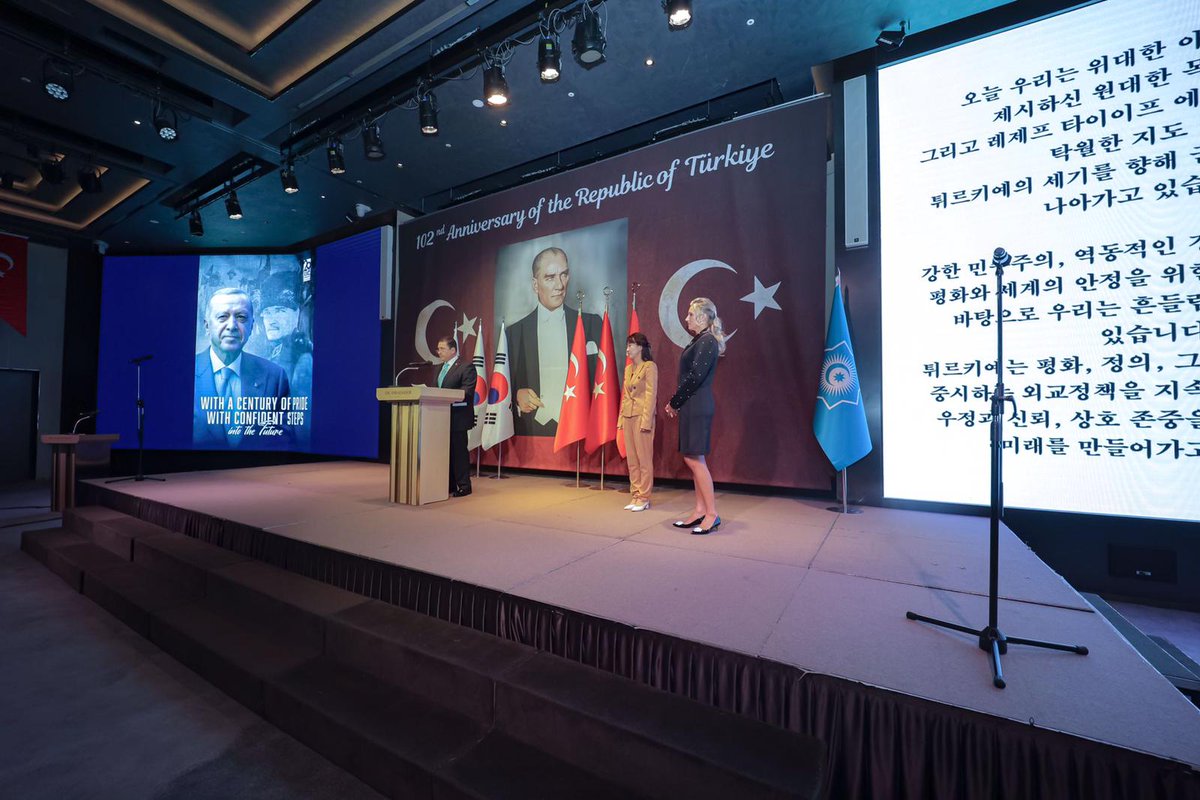 TC_SeulBE's tweet image. Bizlere Cumhuriyeti armağan eden başta Gazi Mustafa Kemal Atatürk ve silah arkadaşları olmak üzere tüm kahramanlarımızı saygı ve minnetle yad ediyoruz. 

튀르키예 공화국 수립 102주년을 형제의 나라 대한민국 국민들과 우리 국민들이 함께 자리하여 기쁨과 자부심으로 축하했습니다.