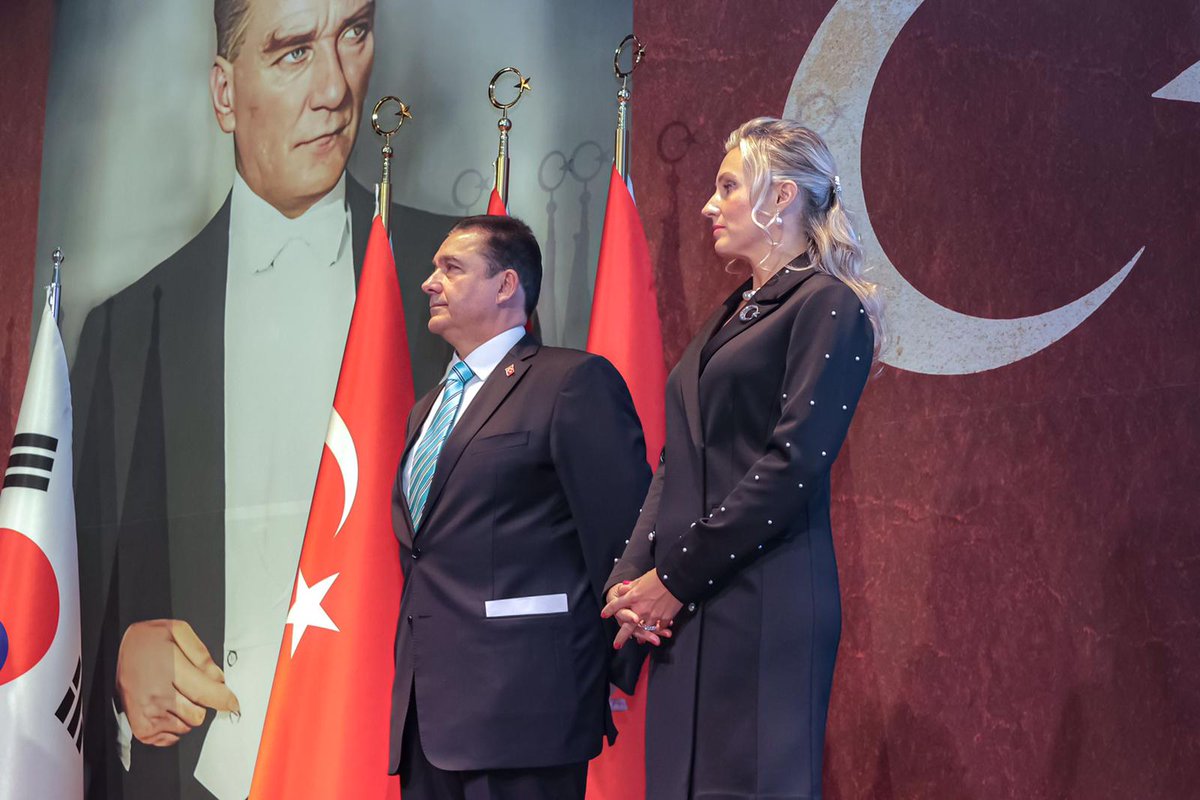 TC_SeulBE's tweet image. Bizlere Cumhuriyeti armağan eden başta Gazi Mustafa Kemal Atatürk ve silah arkadaşları olmak üzere tüm kahramanlarımızı saygı ve minnetle yad ediyoruz. 

튀르키예 공화국 수립 102주년을 형제의 나라 대한민국 국민들과 우리 국민들이 함께 자리하여 기쁨과 자부심으로 축하했습니다.