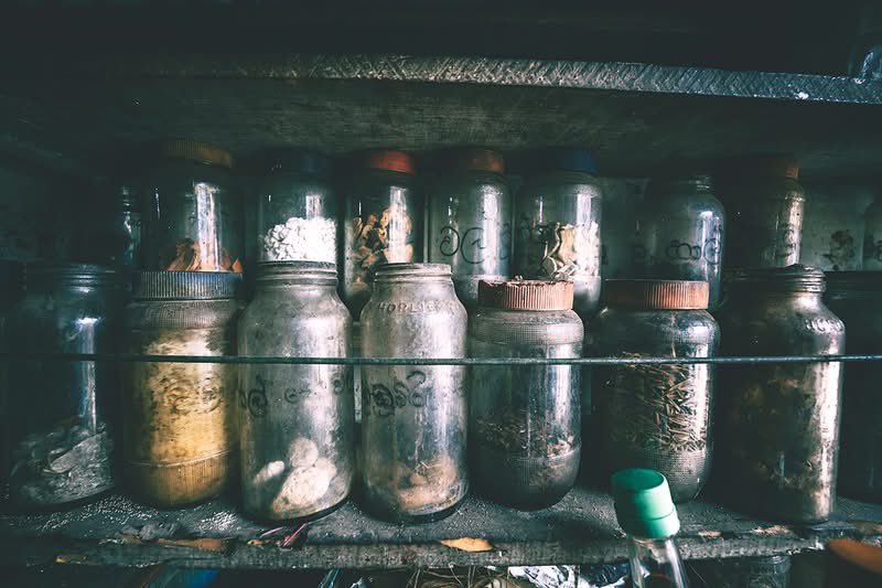 S_MorningLight's tweet image. 𝐒𝐢𝐧𝐡𝐚𝐥𝐚 𝐁𝐞𝐡𝐞𝐭𝐡
A traditional Ayurvedic medicine store in Grandpass, Oct 2025.  𝘚𝘪𝘯𝘩𝘢𝘭𝘢 𝘣𝘦𝘩𝘦𝘵𝘩 (Sinhalese medicine) is in fact a mix of #Ayurveda, Sinhalese #𝘏𝘦𝘭𝘢𝘞𝘦𝘥𝘢𝘬𝘢𝘮a &amp;amp; Tamil #Siddha. More@ wp.me/p331hA-5Xd

#urbanexplorer