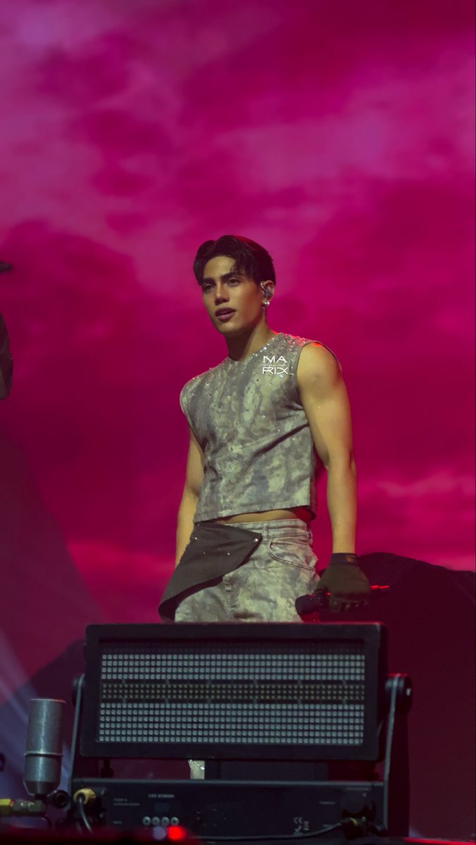 Newly discovered amats ko kay Stell—bad boy look ni bestie! Hoop earrings tas may lawit yung isa 🫠🙂‍↕️

SB19 AMAZES THAILAND
<a href="/SB19Official/">SB19 Official</a> #SB19 
#SaWWorldTourBangkok
#เอตินไทยแลน 
#SB19_STELL #STELL <a href="/stellajero_/">Stell Ajero</a>