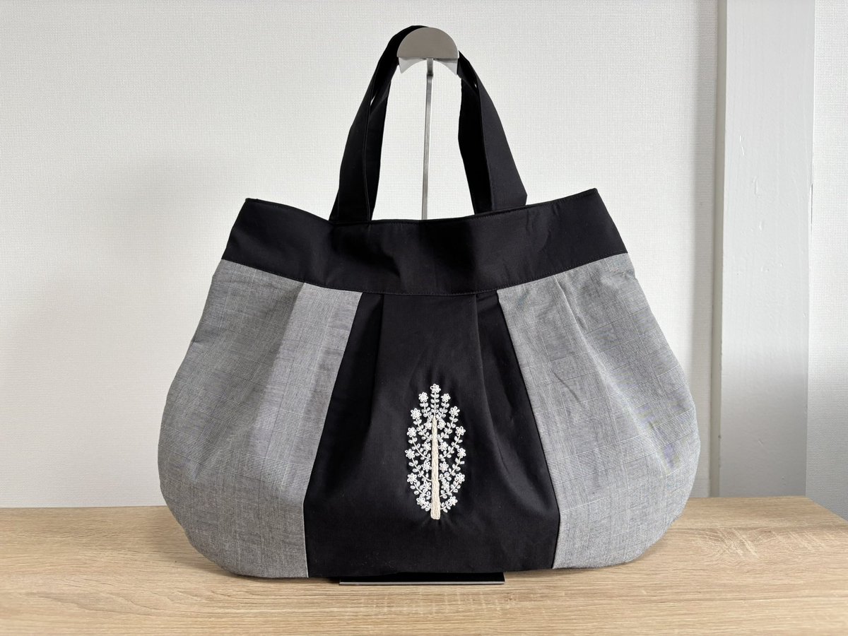 フラワーツリーの刺繍のグラニーバッグです。
夜空にライトアップされてキラキラ輝いているようなイメージで刺繍しました🪡
ずっと作りたかったグラニーバッグ、やっと完成しました♪

#刺繍 
#グラニーバッグ