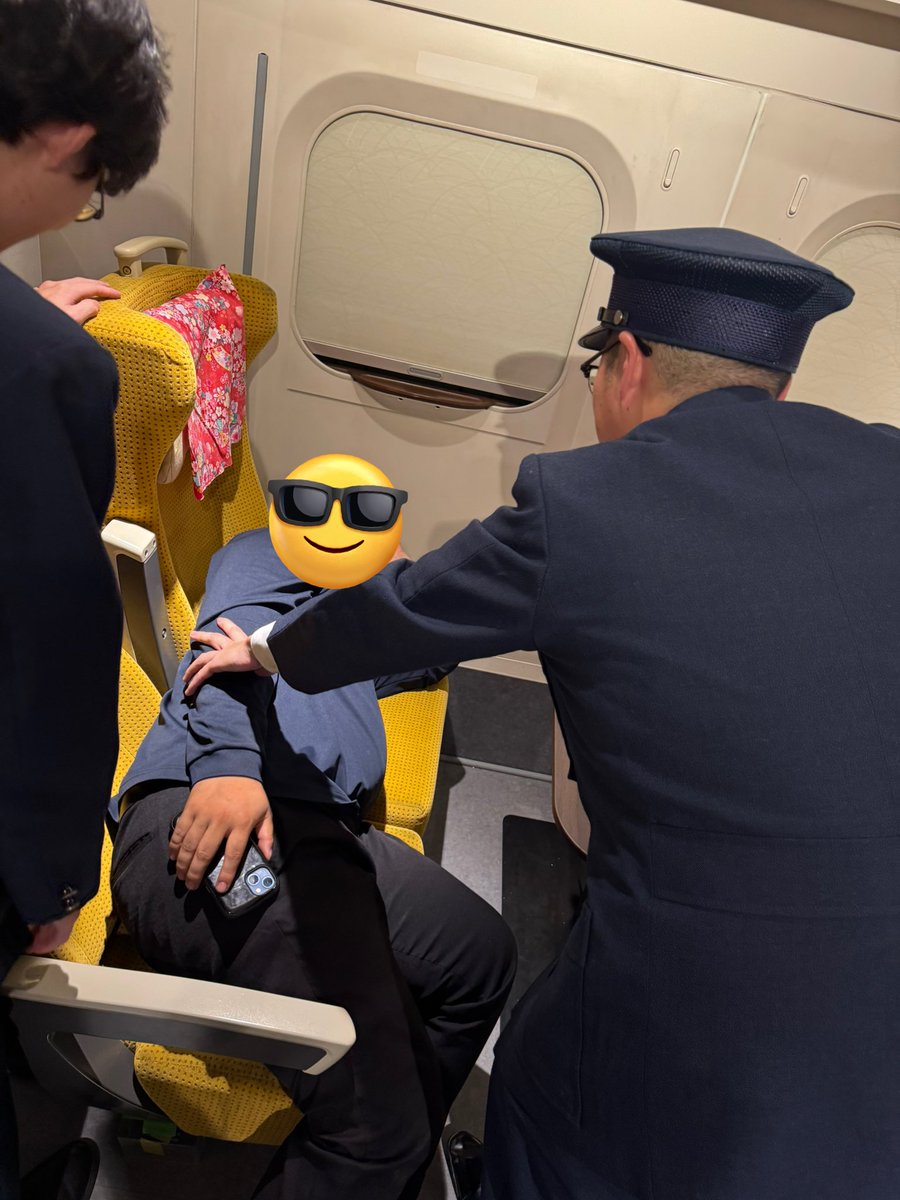 もうハロウィン終了してますが🙇‍♂️
このシリーズ地味に人気なのでもう1枚

東北新幹線で21時以降一人はいる何の帰りかわからない旅客が終着駅で旅客降車対応を受けている図(宇都宮で降車予定の旅客が寝過ごし那須塩原にて対応)

 #地味ハロウィン2025