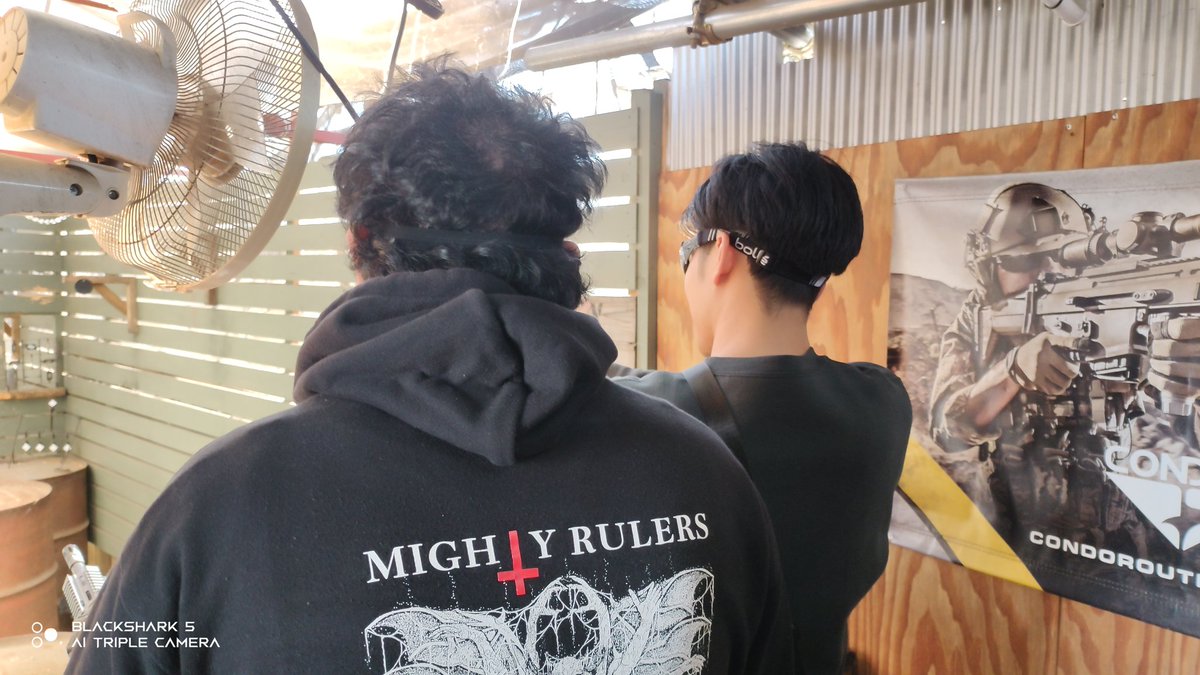 WESTSIDE_army's tweet image. 射撃レンジおじゃまします😁
台の上が銃でいっぱい✨️✨️

当店の射撃レンジは
OPENから18時30分まで無料‼️

試射や調整等にお使い下さい
#サバゲー
#WESTSIDE #試射 #調整