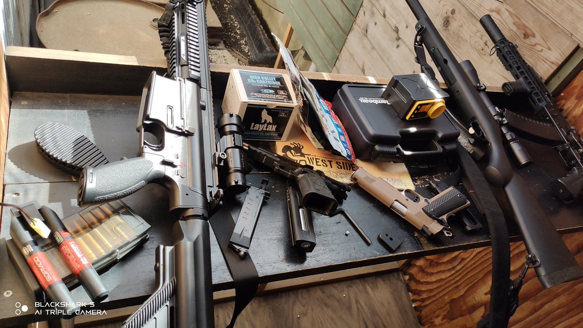 WESTSIDE_army's tweet image. 射撃レンジおじゃまします😁
台の上が銃でいっぱい✨️✨️

当店の射撃レンジは
OPENから18時30分まで無料‼️

試射や調整等にお使い下さい
#サバゲー
#WESTSIDE #試射 #調整