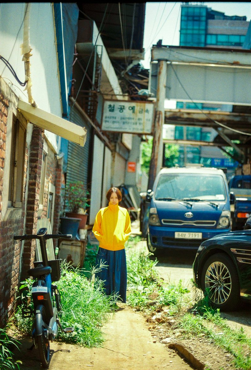 genic_web's tweet image. 映画監督・写真家の枝優花が撮影、女優 尾碕真花のセカンド写真集が12月12日（金）に発売。たくさん食べて、笑って、遊んで、ここでしか見られない自由で飾らない女優の姿、表情を切り取った1冊。12月14日（日）に六本木蔦屋書店でお渡し会と枝優花とのトークショーを開催。
genic-web.com/articles/09352…