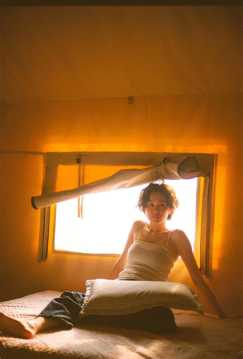 genic_web's tweet image. 映画監督・写真家の枝優花が撮影、女優 尾碕真花のセカンド写真集が12月12日（金）に発売。たくさん食べて、笑って、遊んで、ここでしか見られない自由で飾らない女優の姿、表情を切り取った1冊。12月14日（日）に六本木蔦屋書店でお渡し会と枝優花とのトークショーを開催。
genic-web.com/articles/09352…