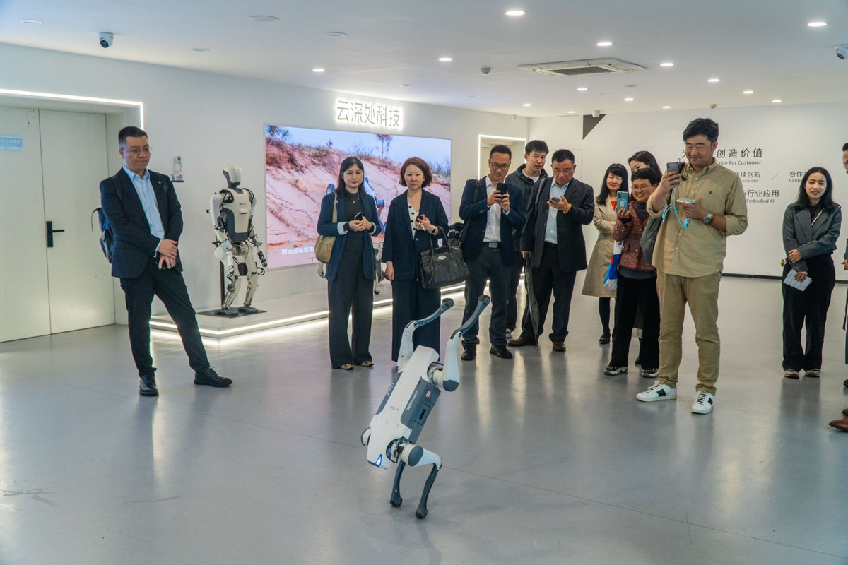 DeepRobotics_CN's tweet image. Honored to host a high-level delegation organized by the British Embassy in Beijing and Consulates in Shanghai &amp;amp; Guangzhou at DEEP Robotics HQ in Hangzhou!

Together, we explored collaboration opportunities in embodied AI, robotics, and smart innovation—bridging the future of…