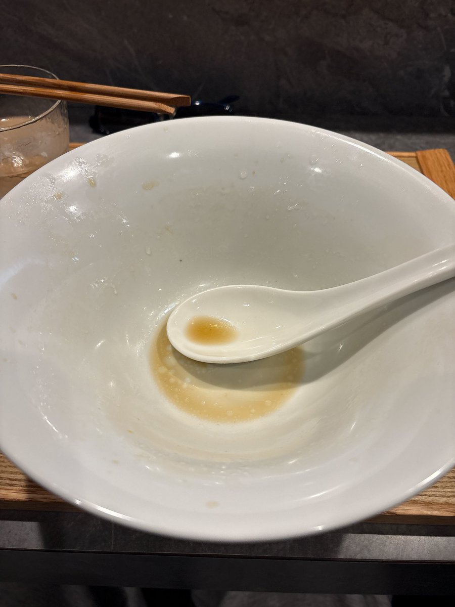 erotalk's tweet photo. 本日のラーメン(110杯目)
涼しくなったのでこちらへ
特製醤油
今日も旨い💯💯💯
御馳走様でした
#RAMEN_MATSUI
#新宿御苑 https://t.co/gTLeQ1j8ch
