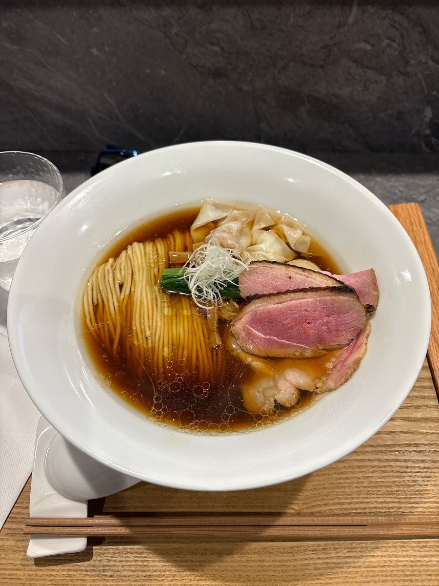 erotalk's tweet photo. 本日のラーメン(110杯目)
涼しくなったのでこちらへ
特製醤油
今日も旨い💯💯💯
御馳走様でした
#RAMEN_MATSUI
#新宿御苑 https://t.co/gTLeQ1j8ch