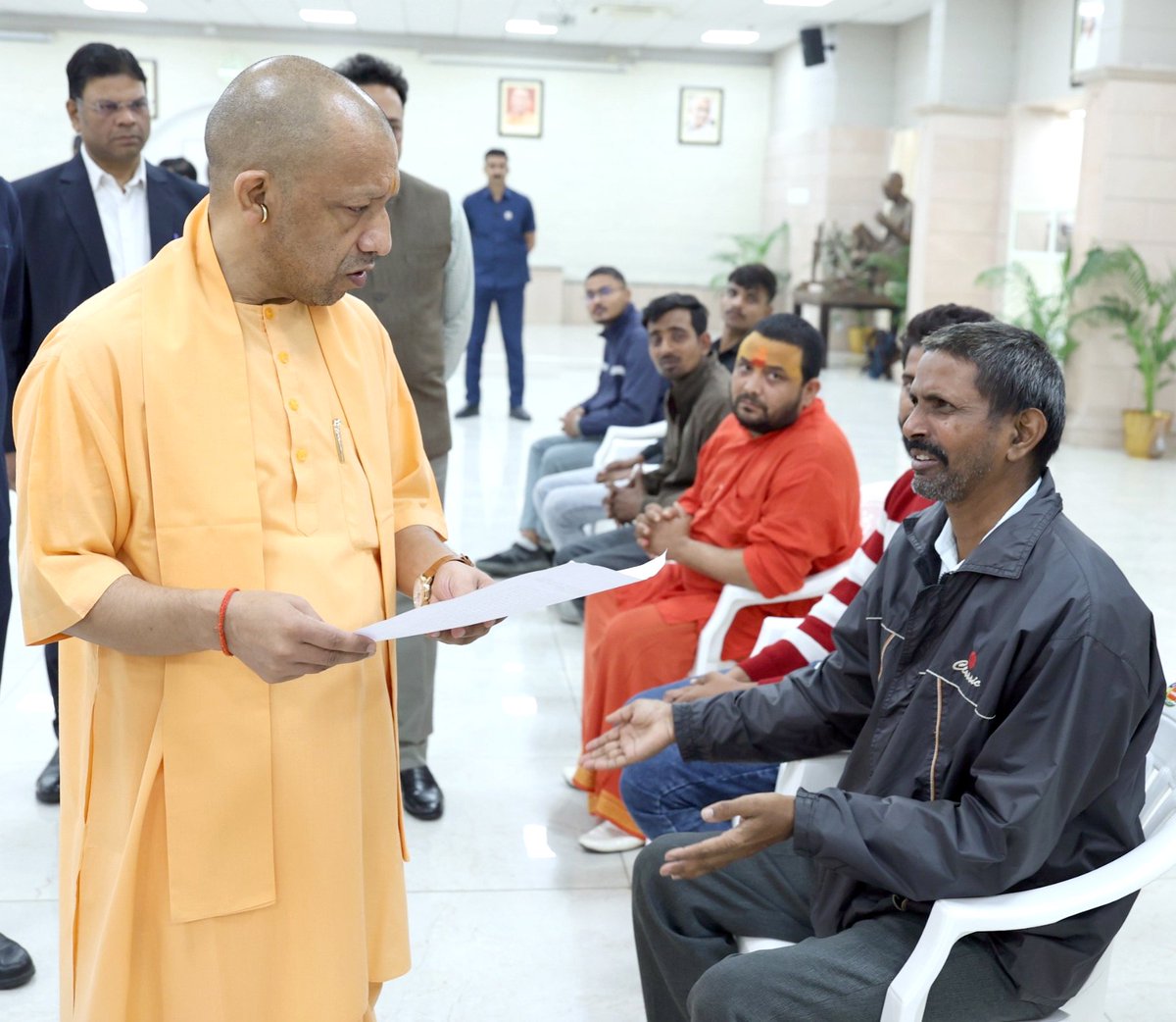 जन-जन की सुरक्षा, समृद्धि और लोक-कल्याण ही महाराज जी की सर्वोच्च प्राथमिकता है।

मुख्यमंत्री श्री <a href="/myogiadityanath/">Yogi Adityanath</a> जी महाराज ने आज लखनऊ स्थित अपने सरकारी आवास पर 'जनता दर्शन' में आए लोगों की समस्याएं सुनीं एवं अधिकारियों को जनसमस्याओं के त्वरित निराकरण हेतु निर्देशित किया।