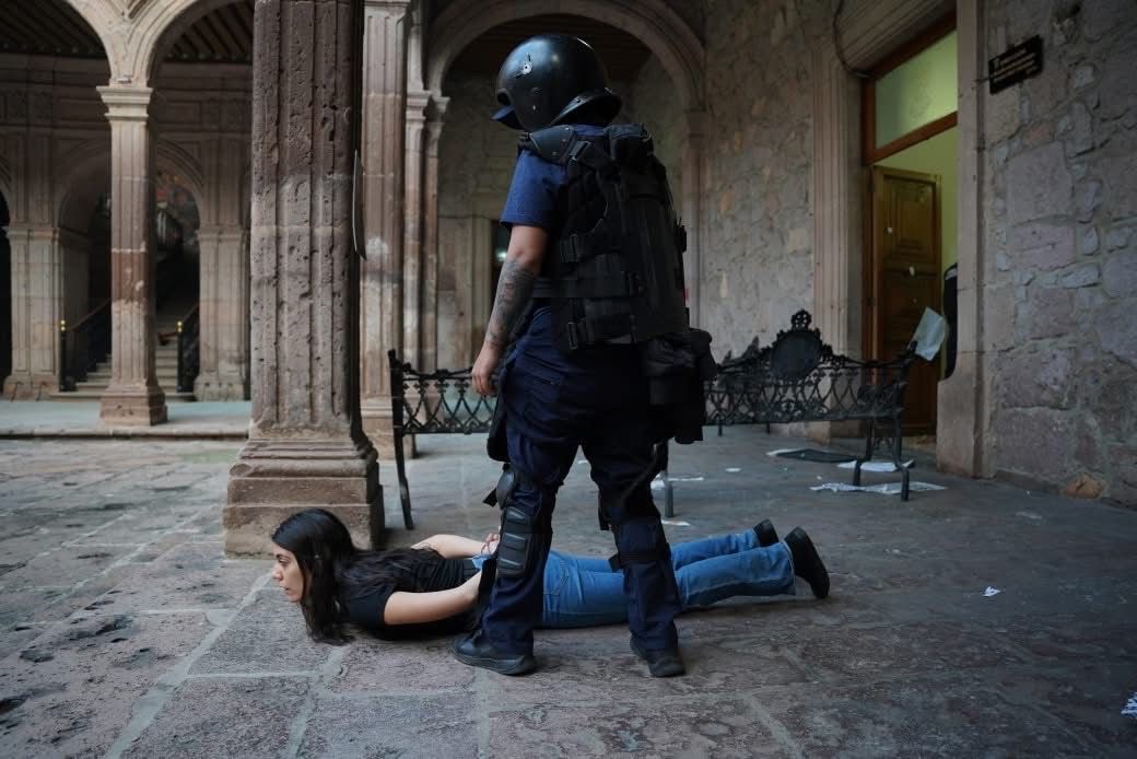 XochitlGalvez's tweet image. Mexicanos, mujeres, hombres, jóvenes están cansados de vivir a salto de mata. 

El vil asesinato del alcalde de Uruapan no debe ser uno más. Lo dejaron solo. 

La vida de los ciudadanos no debe estar a merced del crimen organizado.