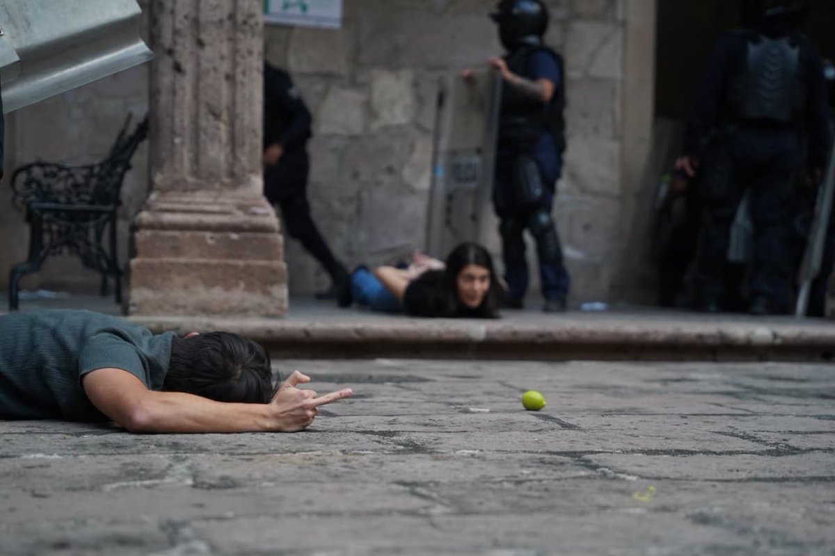 XochitlGalvez's tweet image. Mexicanos, mujeres, hombres, jóvenes están cansados de vivir a salto de mata. 

El vil asesinato del alcalde de Uruapan no debe ser uno más. Lo dejaron solo. 

La vida de los ciudadanos no debe estar a merced del crimen organizado.