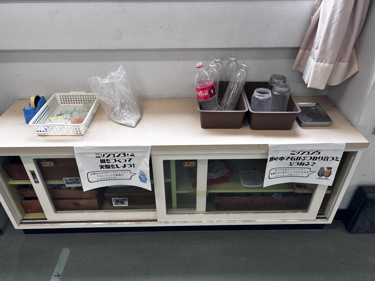 crm_i0's tweet image. 5年理科　流れる水のはたらき
山があったので、フル活用。
本当は上流の石、下流の石とか本物をもう少し用意したかったけど…
