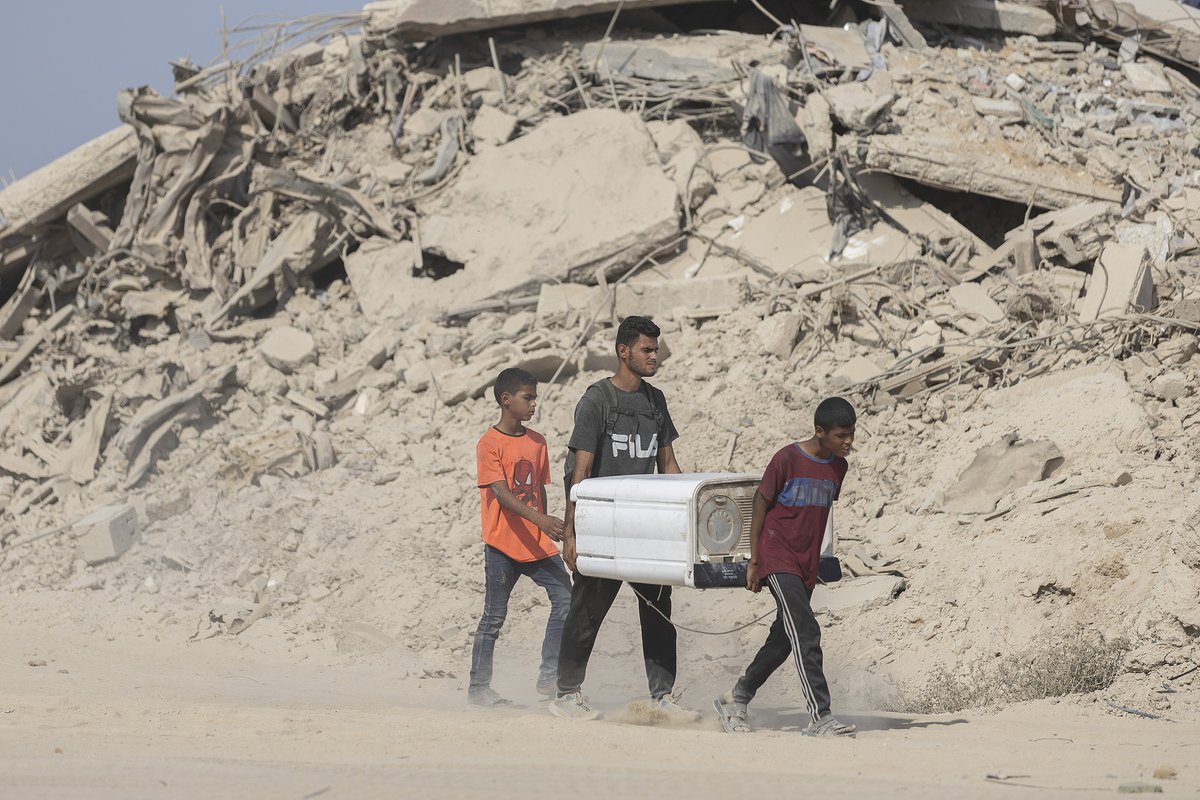 CGTNOfficial's tweet image. #LATEST on #Gaza: 

- #Israel confirmed on Sunday that it had received the coffins of three hostages, accusing Hamas of being too slow in returning the deceased. 
- Israeli PM Netanyahu said the country would take action to protect its forces if any attempts were made to harm…