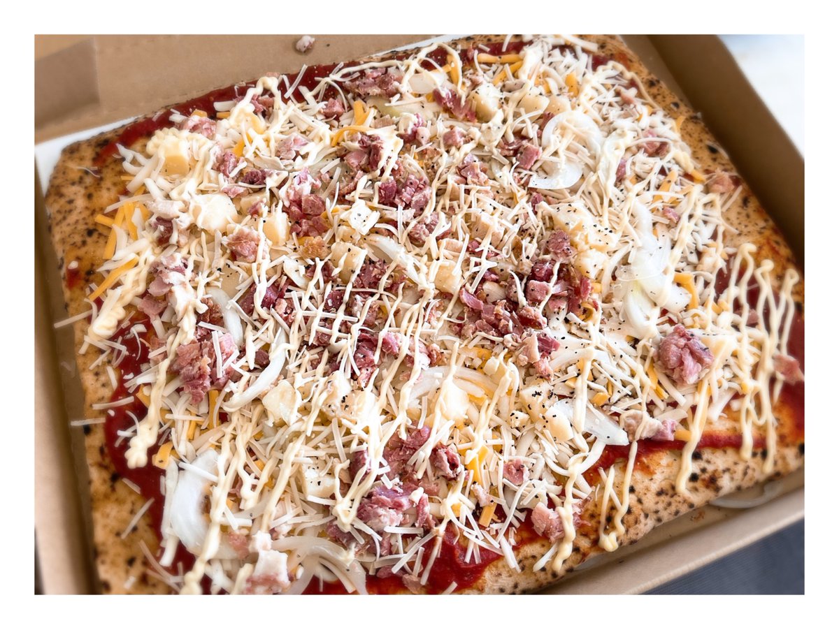 昨日コストコで買ったポテトの四角いピザを切り分けて焼いて家族で食べた
すごいおいしい！
けど急にお客さん来るみたいで急いでテーブル片付けたよ