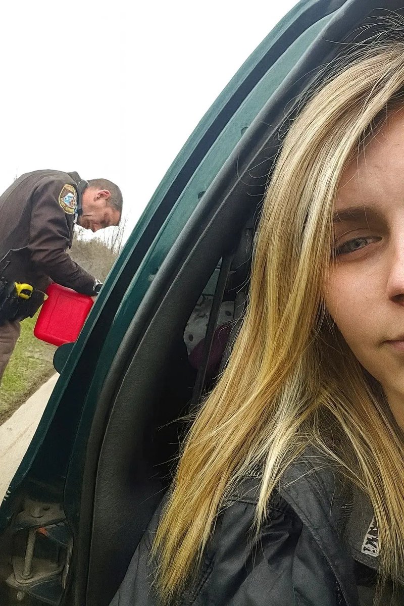 fopminui's tweet image. &quot;Her car died suddenly on the side of the road — two kids in the back seat, storm clouds rolling in, and panic rising.

A patrol car pulled over.
The officer approached gently. “Everything alright, ma’am?”

Embarrassed and scared, she explained. He simply nodded, grabbed a red…