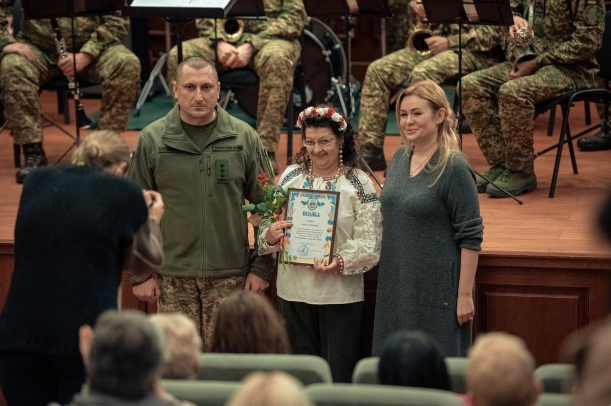 kyivmva's tweet photo. З нагоди Дня працівника соціальної сфери у Києві тривають заходи відзначення наших фахівців.

У складний час протистояння воєнним викликам турбота про осіб з інвалідністю, ветеранів, людей літнього віку, родин у складних обставинах залишається пріоритетним завданням. Збереження високої якості піклування є частиною нашої гідності та сили.

Навантаження на наших сумлінних колег, які працюють безпосередньо з людьми, зростає, адже росія залишає без житла та засобів для існування киян в усіх районах столиці. Водночас ми маємо зберігати на порядку денному знання та інформування про дійсно значний внесок соціальних працівників у ліквідацію наслідків ворожої агресії.

Наразі наші установи змінюють підхід в допомозі постраждалим завдяки інструментам соціальних менеджерів - індивідуальному супроводу кожної родини. Ці заходи покликані посилити впевненість та обізнаність киян про шлях до повного відновлення після російських атак.

Ми також маємо зазначити, що традиційно штат соціальних працівників складається з жінок, а нині – багато з їх близьких захищають Україну в лавах підрозділів Сил оборони. Серця та душі наших фахівців відкриті до допомоги іншим в моменти переживань за рідних захисників та захисниць. Дякуємо за любов і стійкість, що ви зберігаєте в цей складний час.

Напередодні перший заступник начальника КМВА полковник Микола Швець вручив подяки начальника військової адміністрації фахівцям закладів та установ, зокрема в Голосіївському районі.

Від імені особового складу, колективу Київської міської військової адміністрації та громади Києва, дякуємо та вітаємо працівників соціального напрямку в столиці з професійним днем.

Шана і повага за вашу працю.
